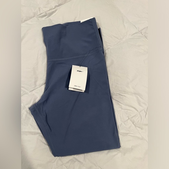 4 pairs of Nike leggings - Picture 2 of 9